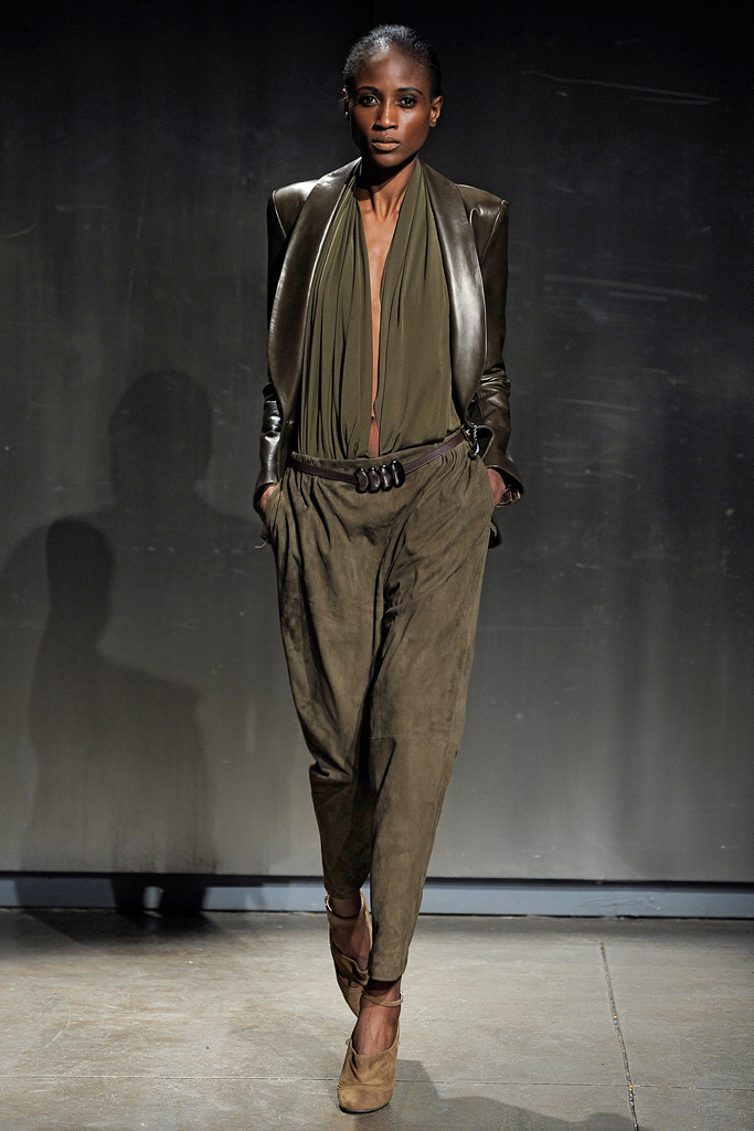 Halston  2011 ﶬ¸DƬ
