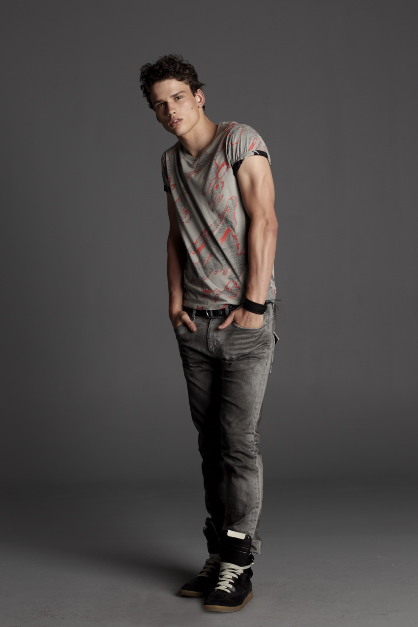 ARMANI EXCHANGE 2011bƷTRAVELISTADƬ