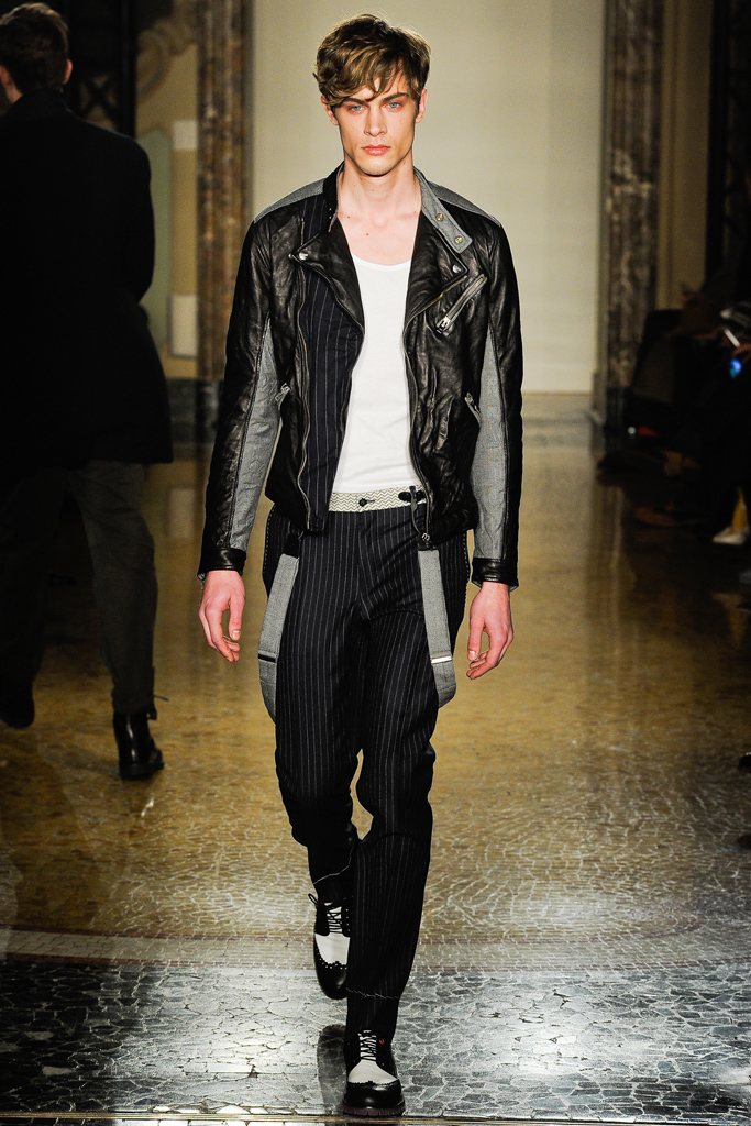 Moschino 2012ﶬbDƬ