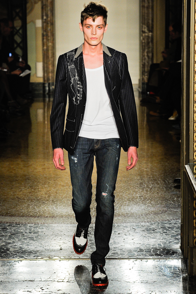Moschino 2012ﶬbDƬ