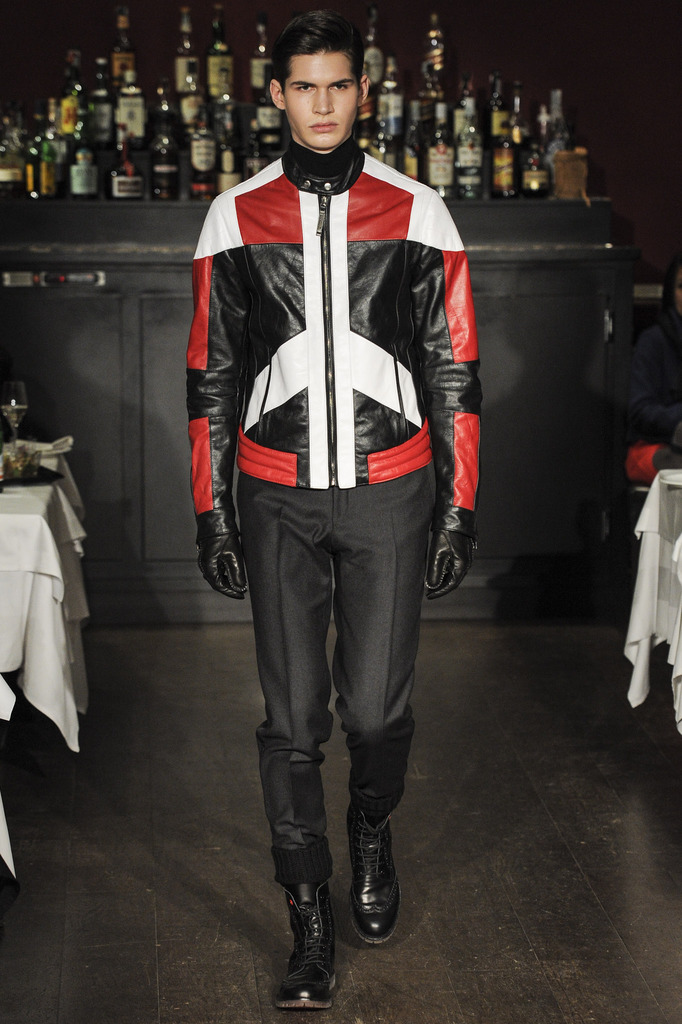 Moschino 2013ﶬbDDƬ